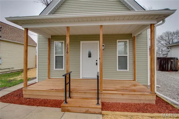 $179,200 | 236 West Delmar Avenue, Godfrey, IL 62035