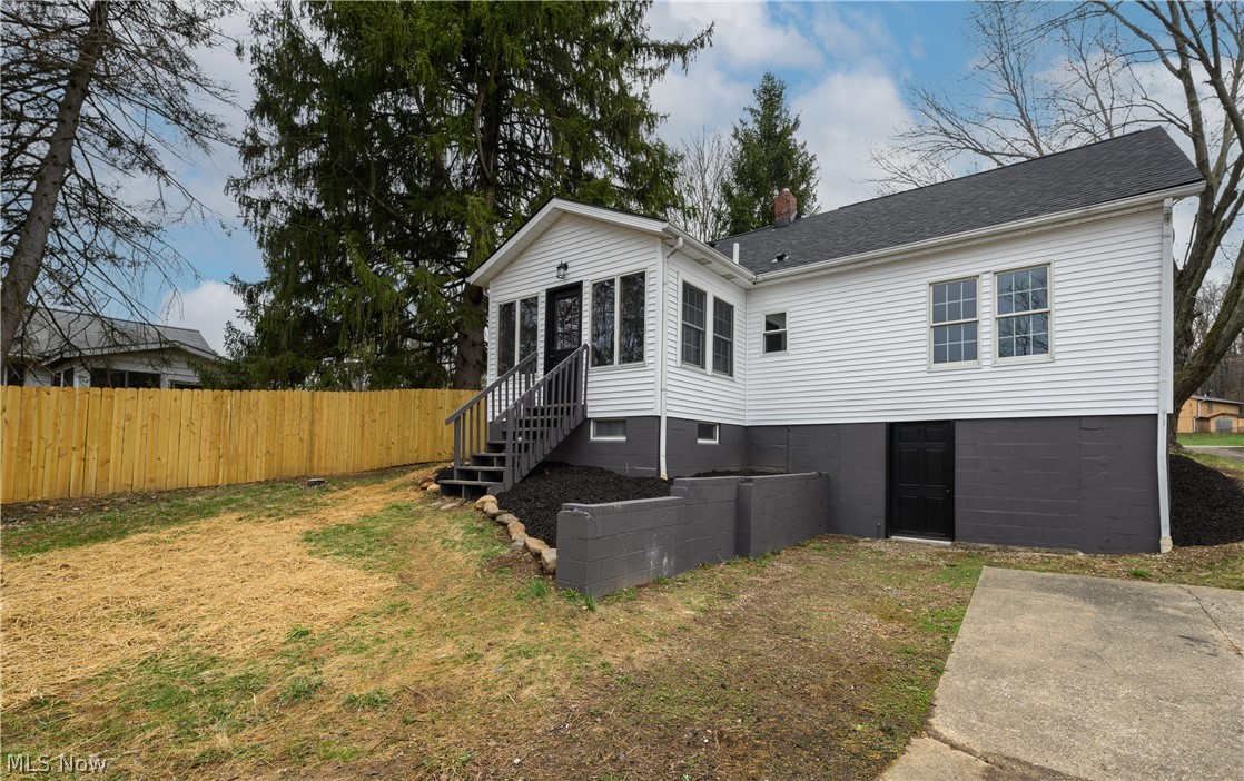View of front of house featuring a front lawn