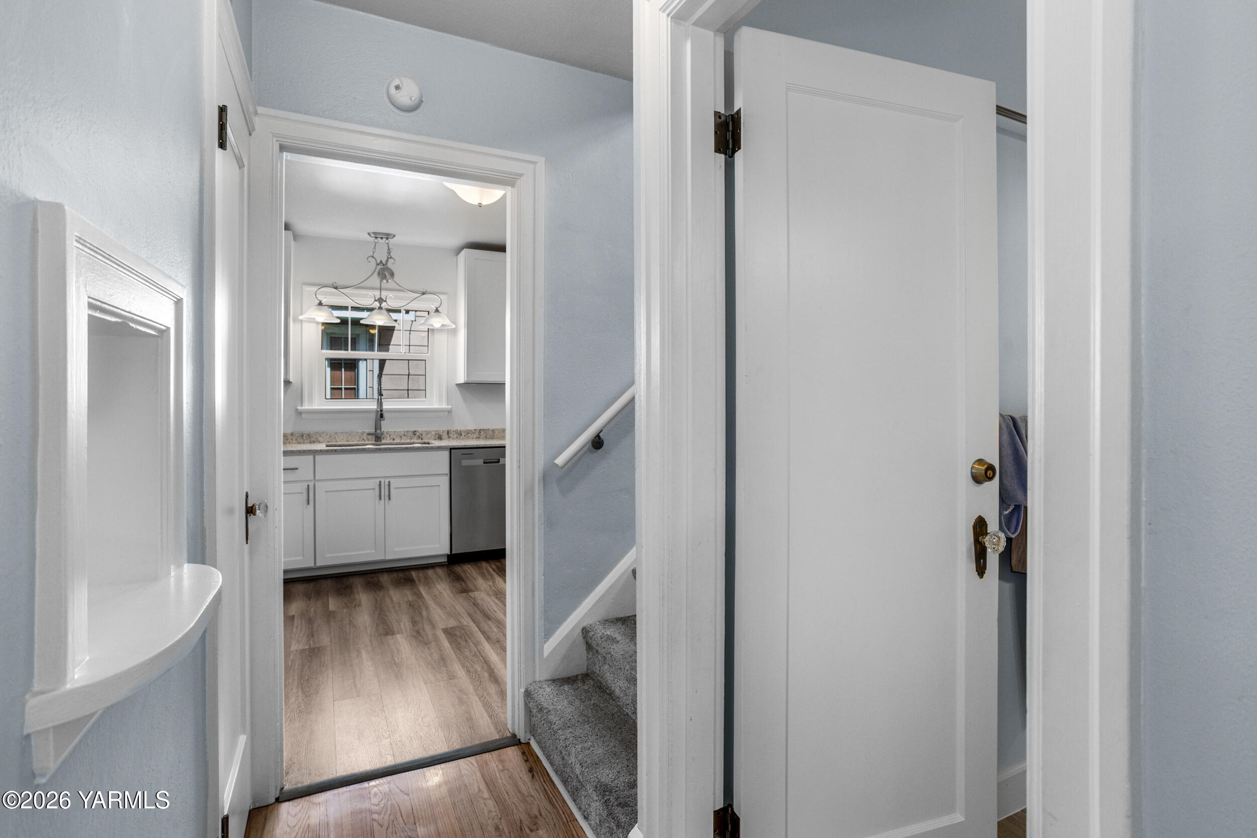 3206 Summitview Avenue Yakima, WA 98902 - Photo 14 of 48 Main level hallway