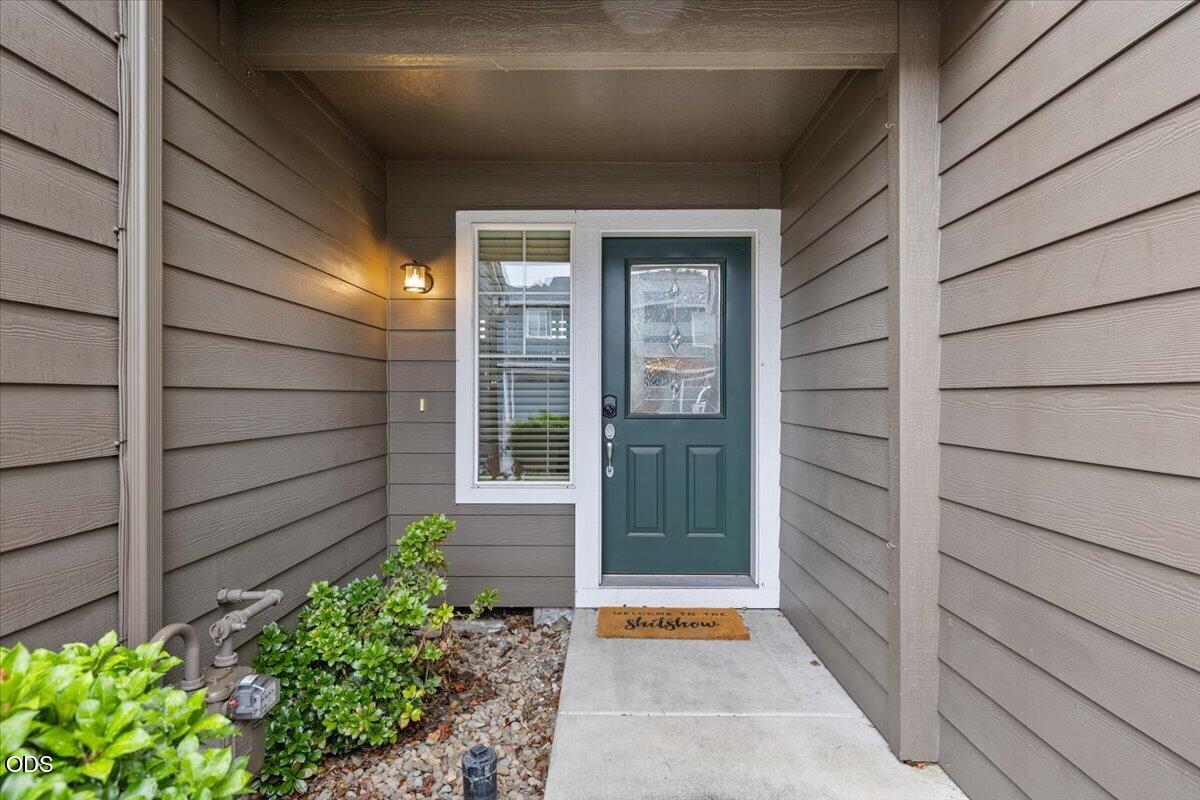 332 Live Oak Loop Central Point, OR 97502 - Photo 2 of 24