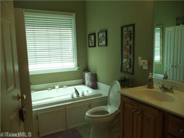 316 Ridge Drive Lexington, NC 27295 - Photo 14 of 16 Bath.