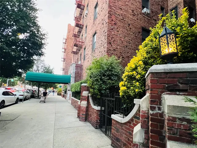 $289,000 | 92-11 35th Avenue, Unit 4N | Jackson Heights