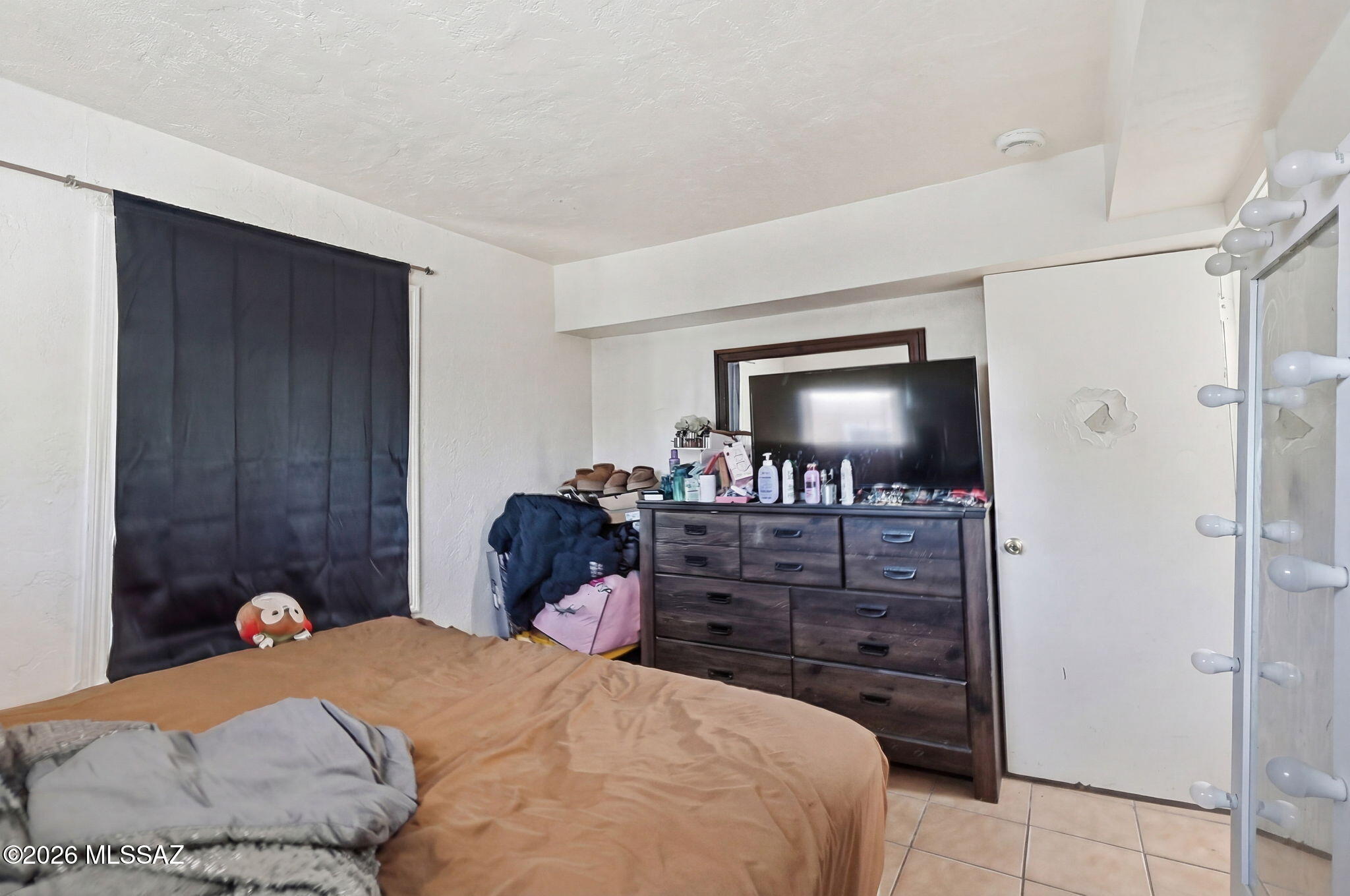 426 East Aragon Road, Unit 1 Tucson, AZ 85756 - Photo 12 of 18 a bedroom with a bed and a mirror on dresser