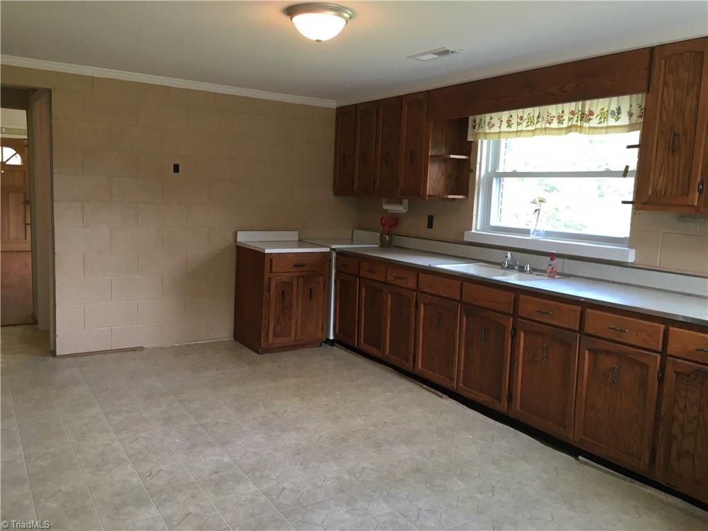 1935 Upper Road Seagrove, NC 27341 - Photo 5 of 26 Large Kitchen!