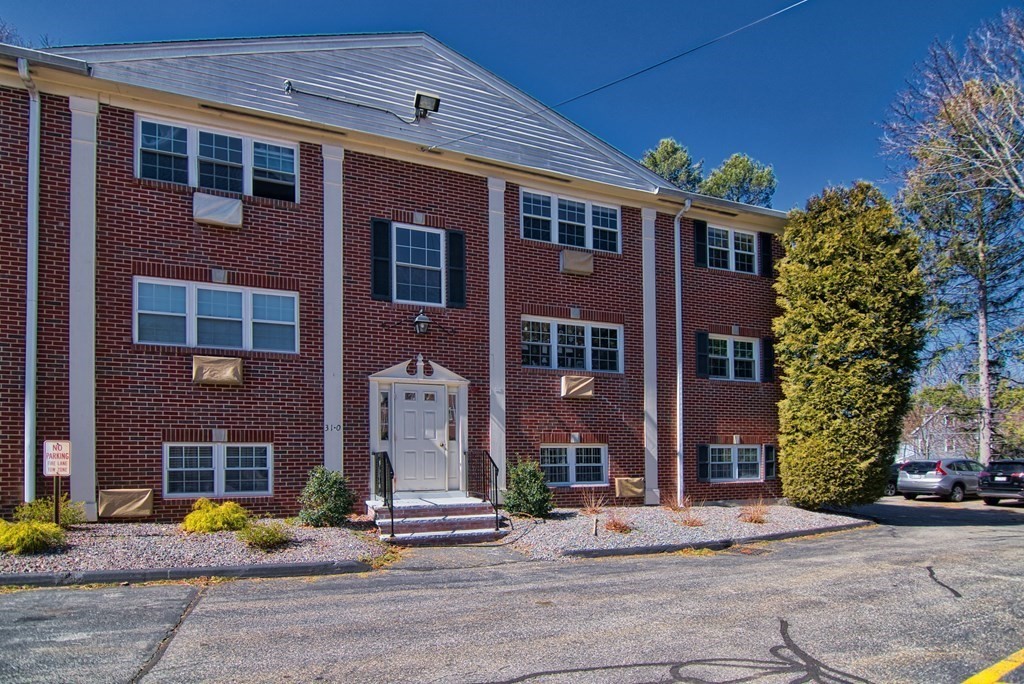31 Arlington Road, Unit 6 Woburn, MA 01801 - Photo 2 of 12