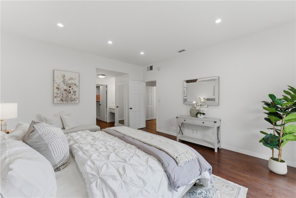 8180 Manitoba Street, Unit 330 Playa del Rey, CA 90293 - Photo 15 of 31 a bedroom with a bed and a potted plant