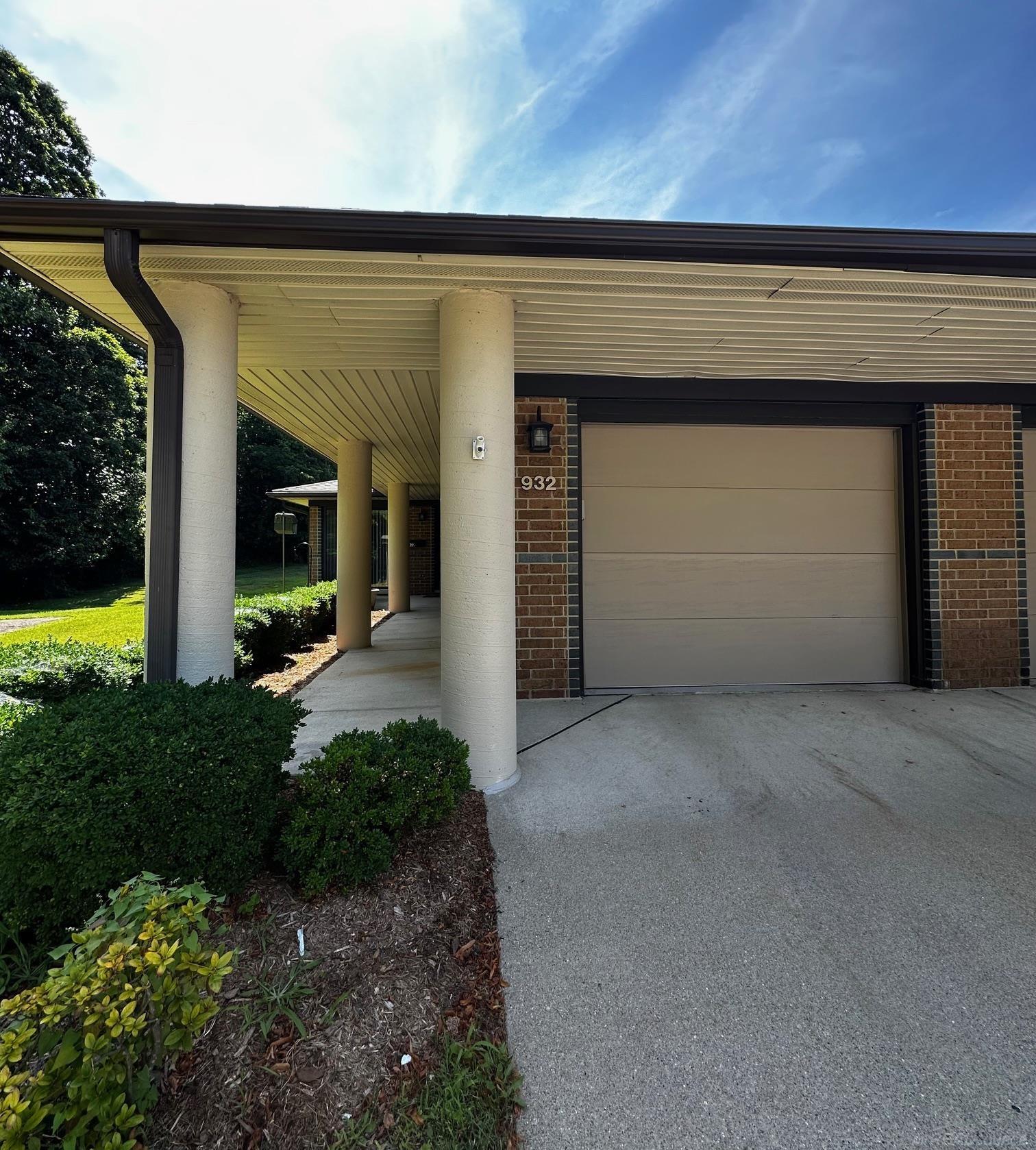 932 Wexford Way Rochester, MI 48307 - Photo 1 of 18 50182894-3f0bef64-2ec0-45d1-b2b6-9043c4a76970.JPG