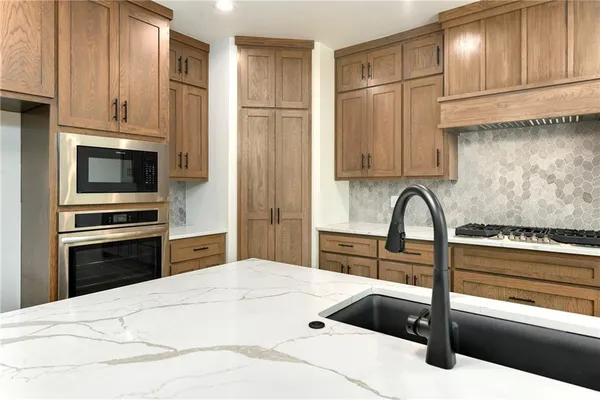 $619,000 | 3932 Southwest Flintrock Drive, Lee's Summit, MO 64082