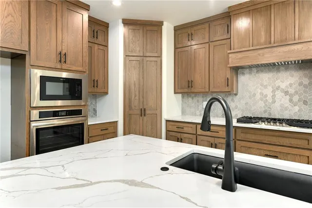 $619,000 | 3932 Southwest Flintrock Drive, Lee's Summit, MO 64082