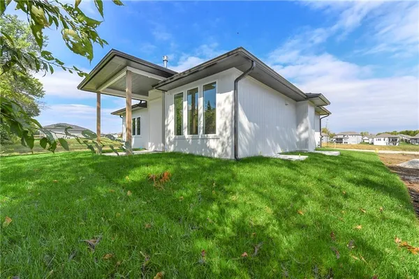 $619,000 | 3932 Southwest Flintrock Drive, Lee's Summit, MO 64082