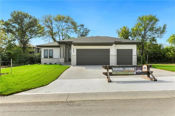 $619,000 | 3932 Southwest Flintrock Drive, Lee's Summit, MO 64082