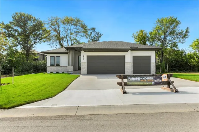 $619,000 | 3932 Southwest Flintrock Drive, Lee's Summit, MO 64082