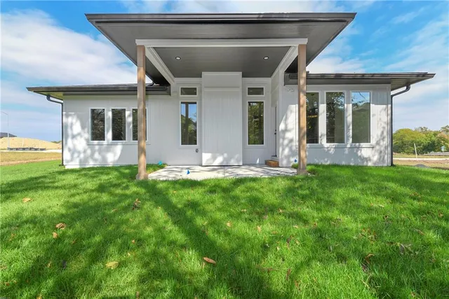 $619,000 | 3932 Southwest Flintrock Drive, Lee's Summit, MO 64082