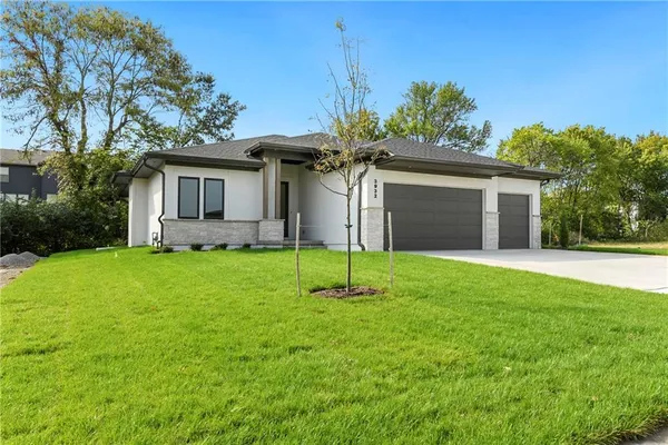 $619,000 | 3932 Southwest Flintrock Drive, Lee's Summit, MO 64082