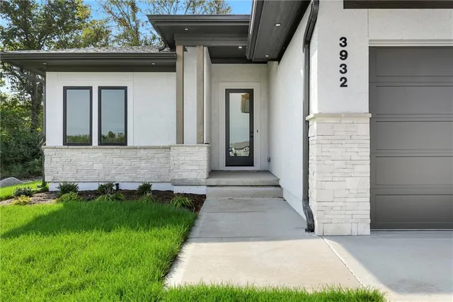 $619,000 | 3932 Southwest Flintrock Drive, Lee's Summit, MO 64082