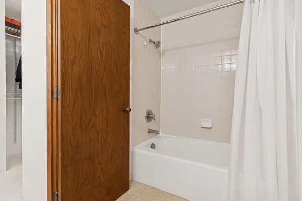 $300,000 | 2885 Knox Avenue South, Unit 404, Minneapolis, MN 55408