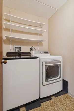 $300,000 | 2885 Knox Avenue South, Unit 404, Minneapolis, MN 55408