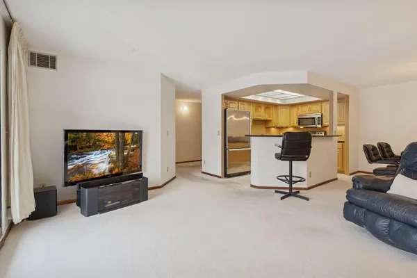 $300,000 | 2885 Knox Avenue South, Unit 404, Minneapolis, MN 55408