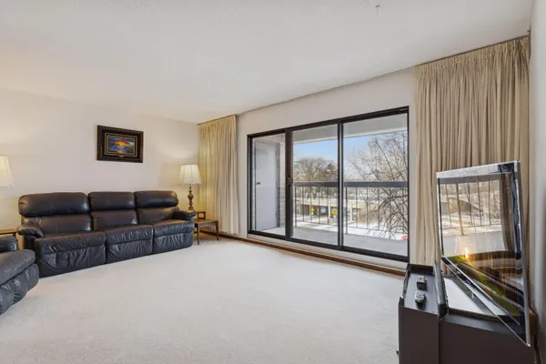 $300,000 | 2885 Knox Avenue South, Unit 404, Minneapolis, MN 55408