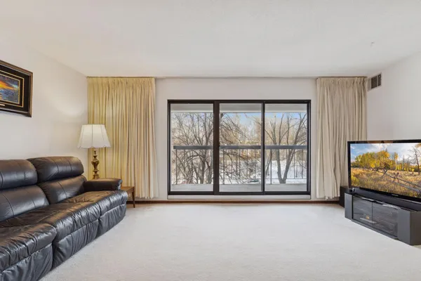 $300,000 | 2885 Knox Avenue South, Unit 404, Minneapolis, MN 55408
