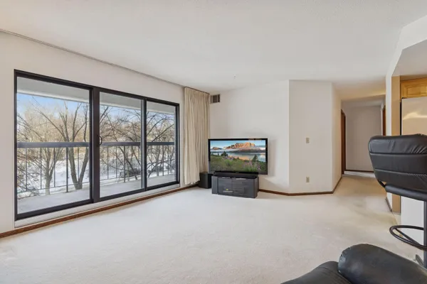$300,000 | 2885 Knox Avenue South, Unit 404, Minneapolis, MN 55408