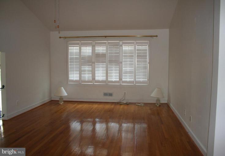 512 Madingley Road Linthicum Heights, MD 21090 - Photo 2 of 17 Living Room