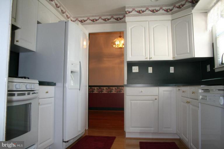 512 Madingley Road Linthicum Heights, MD 21090 - Photo 7 of 17 Kitchen