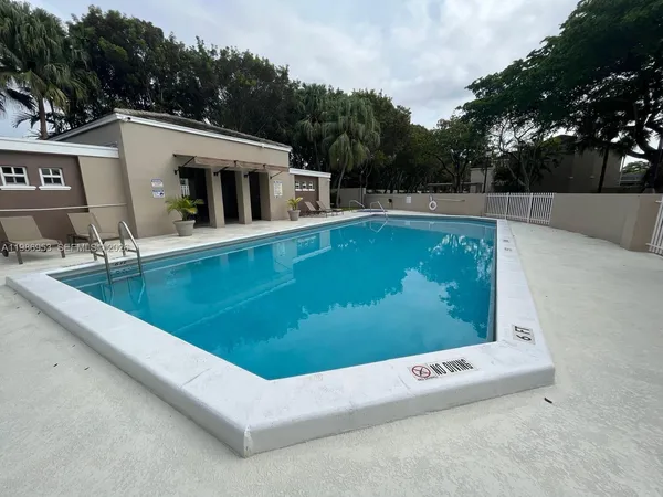 $4,000 | 5570 Southwest 70th Place South, Unit 5570, Miami, FL 33155