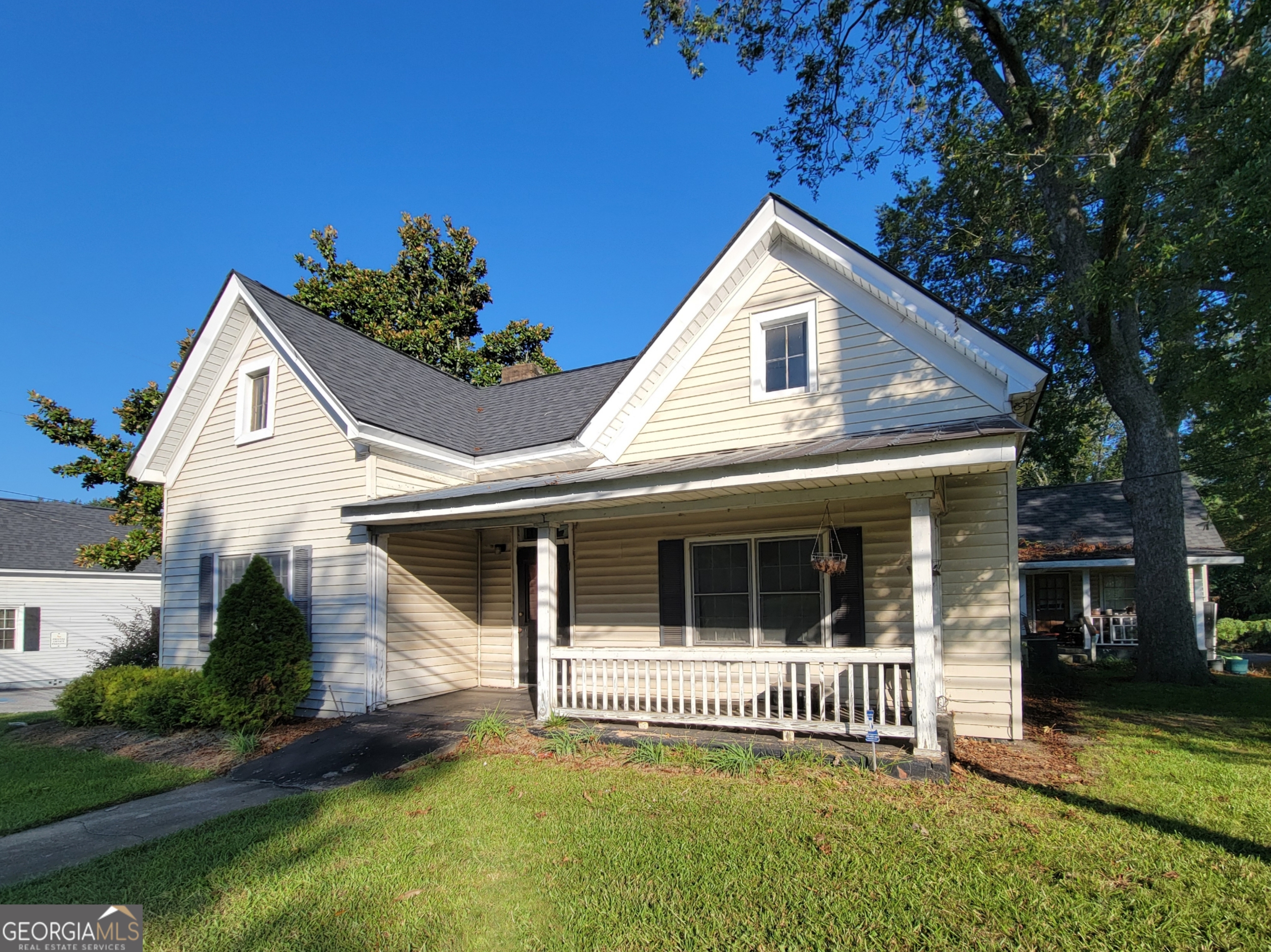 160 North Broad Street, Unit B Winder, GA 30680 - Photo 7 of 7 a front view of a house with a yard
