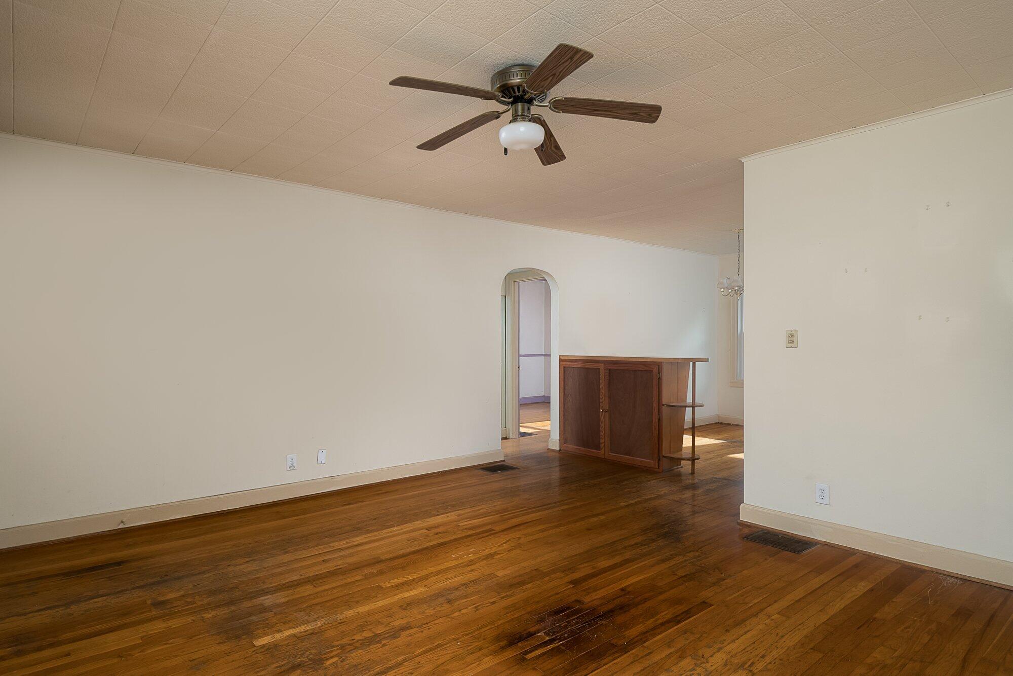 722 Alton Road Danville, KY 40422 - Photo 5 of 27 005-722_alton_rd_4_27_23-highrez.jpg-SMA