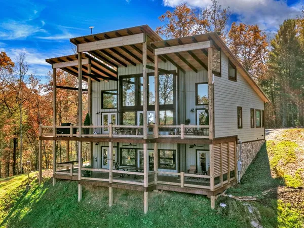 a view of a house with backyard and porch