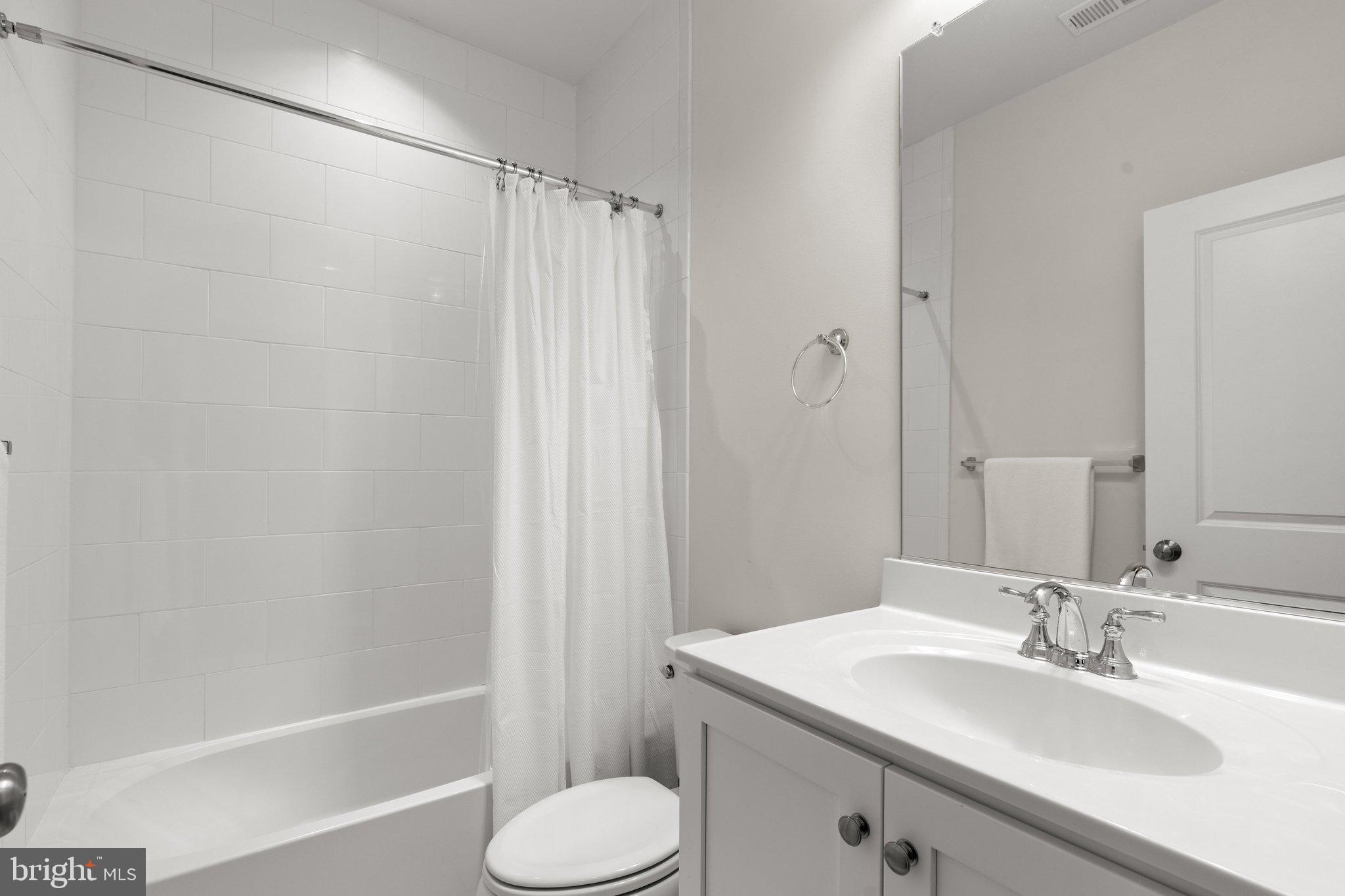 20375 Codman Drive Ashburn, VA 20147 - Photo 11 of 63 Main level hallway full bath