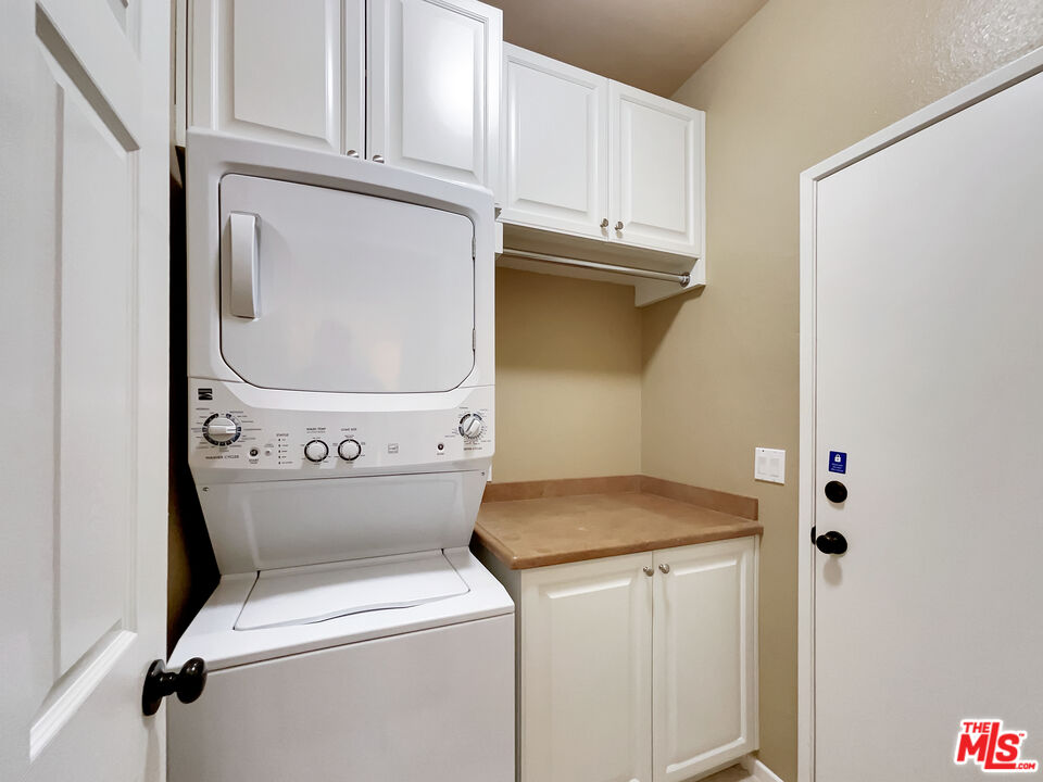 24025 Via Sereno Valencia, CA 91354 - Photo 19 of 27 a utility room with dryer and washer