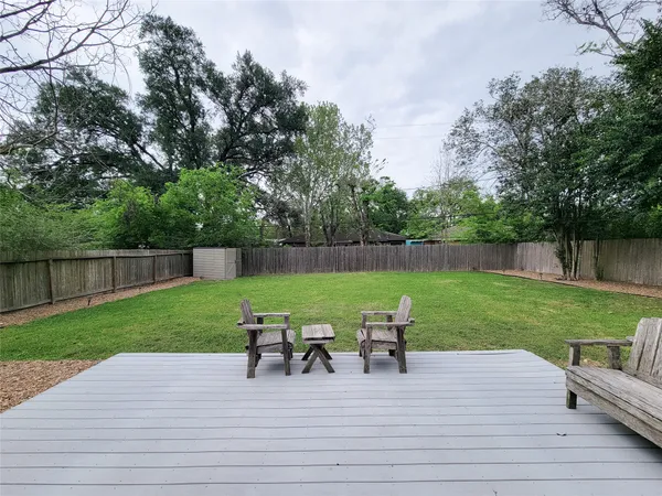 a view of a house with backyard and a sitting area
