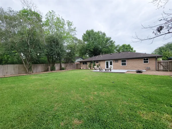 a view of house with a big yard