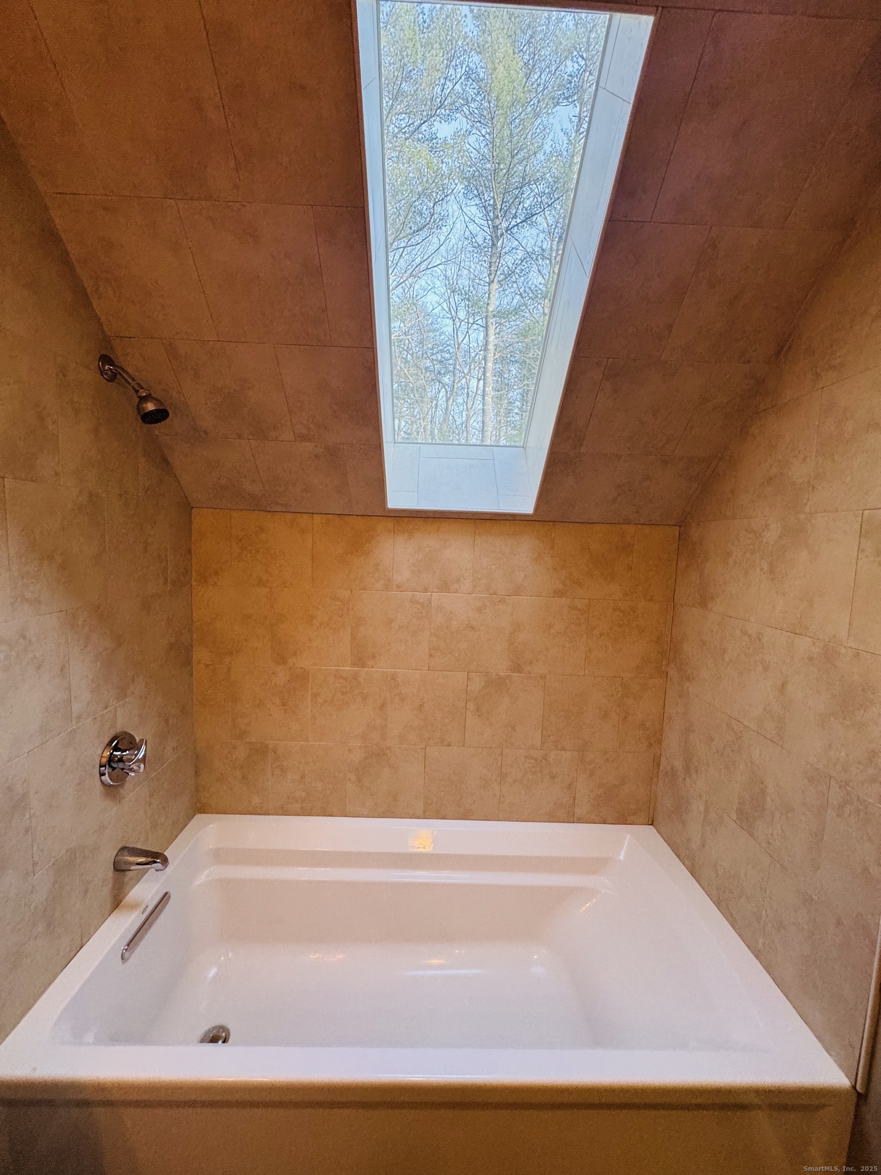 123 Ashford Road, Unit 1 Eastford, CT 06242 - Photo 15 of 24 a bathroom with a tub