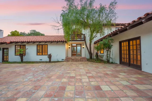 a view of a house with a backyard
