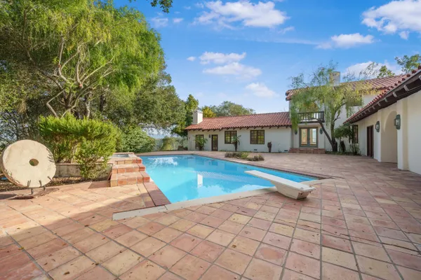 a view of a house with backyard and sitting area