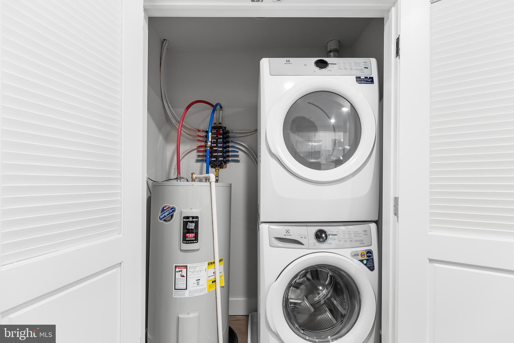 214 Vine Street, Unit 604 Philadelphia, PA 19106 - Photo 13 of 35 a utility room with dryer and washer