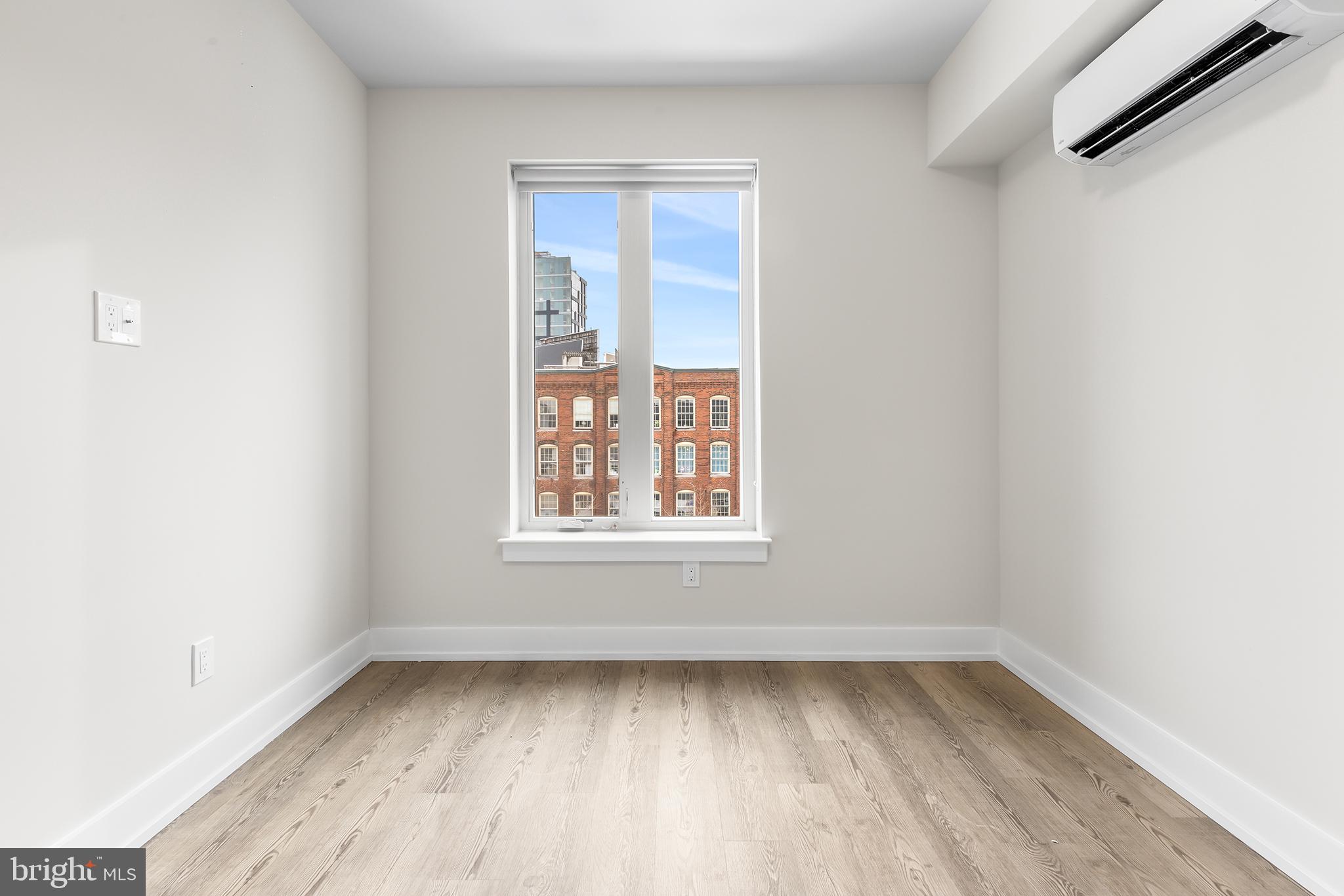 214 Vine Street, Unit 604 Philadelphia, PA 19106 - Photo 29 of 35 an empty room with a window