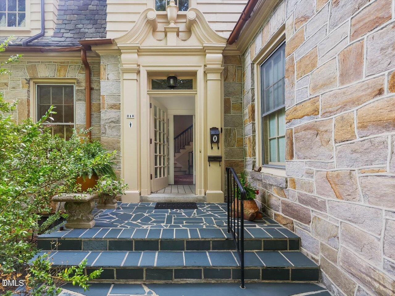 216-204 Hawthorne Road Raleigh, NC 27605 - Photo 3 of 28 216 Hawthorne