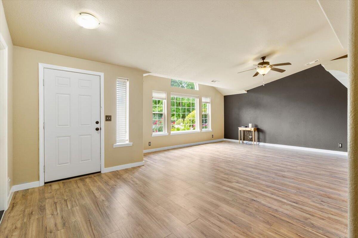643 Southwest Leonard Street Grants Pass, OR 97526 - Photo 6 of 35 6 Entry and Living Room