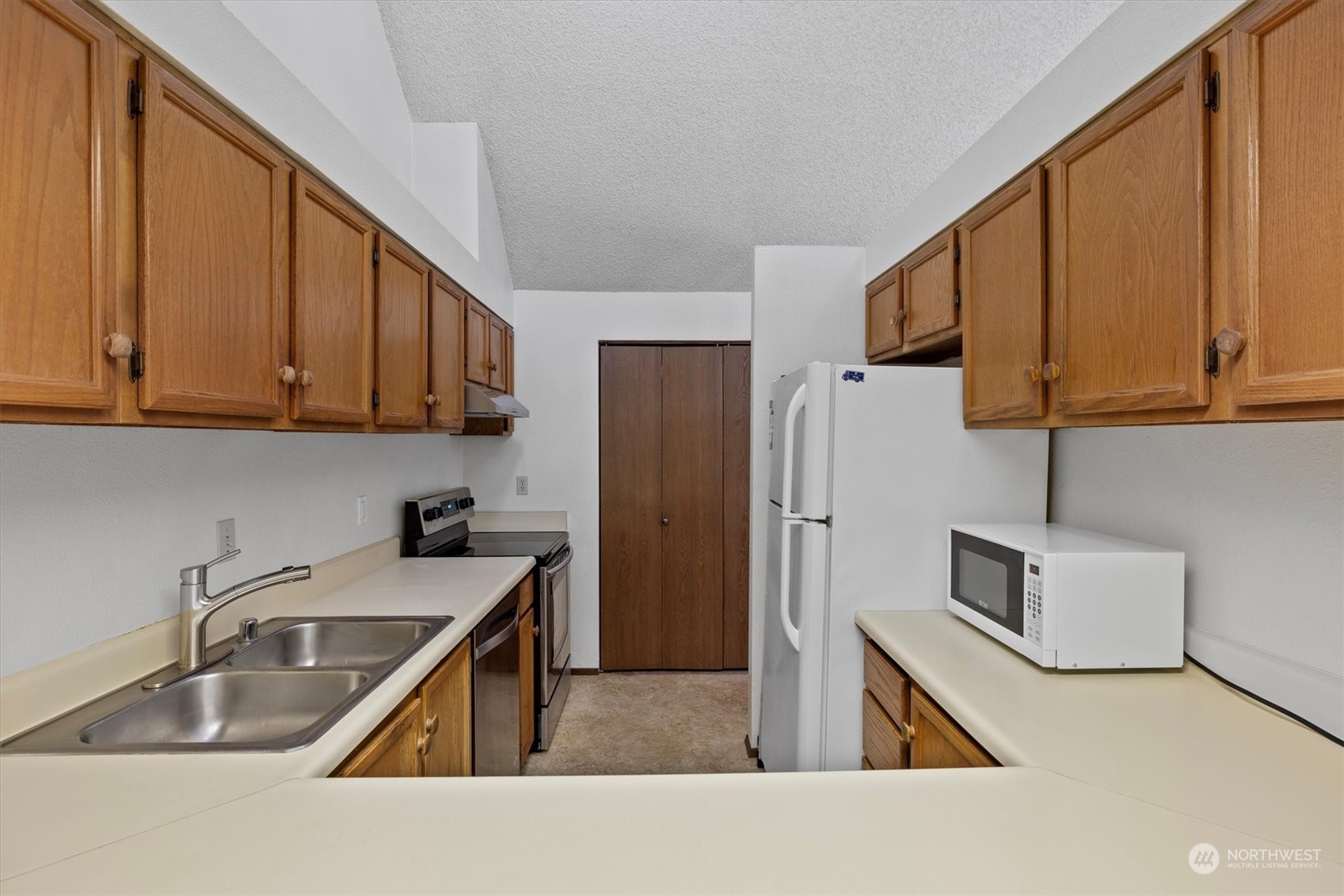 11527 Southeast 175th Street, Unit 9 Renton, WA 98055 - Photo 12 of 27