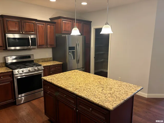 $2,950 | 2315 West Paddington Court, Peoria, IL 61615