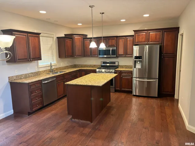 $2,950 | 2315 West Paddington Court, Peoria, IL 61615