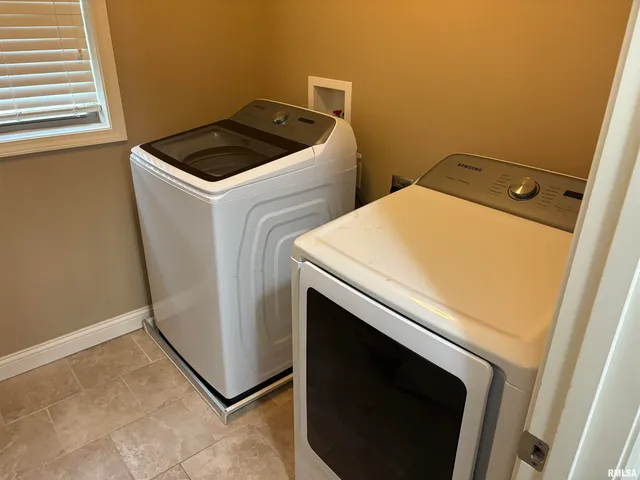 $2,950 | 2315 West Paddington Court, Peoria, IL 61615