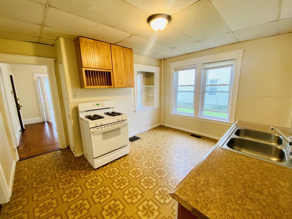 112 West Street Worcester, MA 01609 - Photo 6 of 34