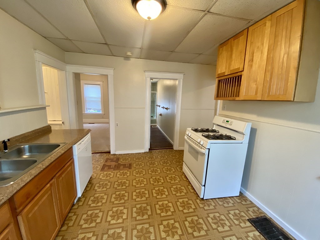 112 West Street Worcester, MA 01609 - Photo 7 of 34
