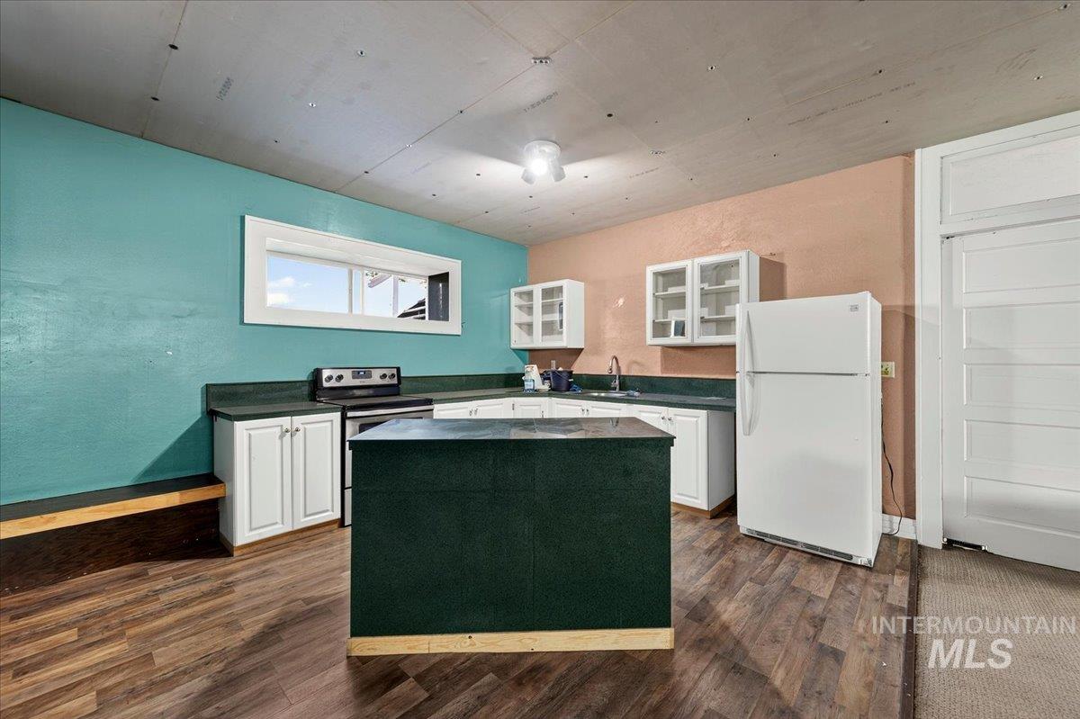 2160 South Five Mile Road Boise, ID 83709 - Photo 29 of 41 Kitchen featuring wood-finish flooring and a central island