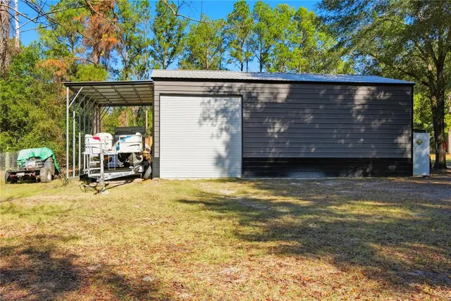 a view of a house with backyard